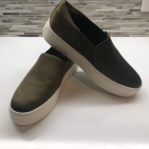 NWOT Vince slip on Warren sneakers in olive green